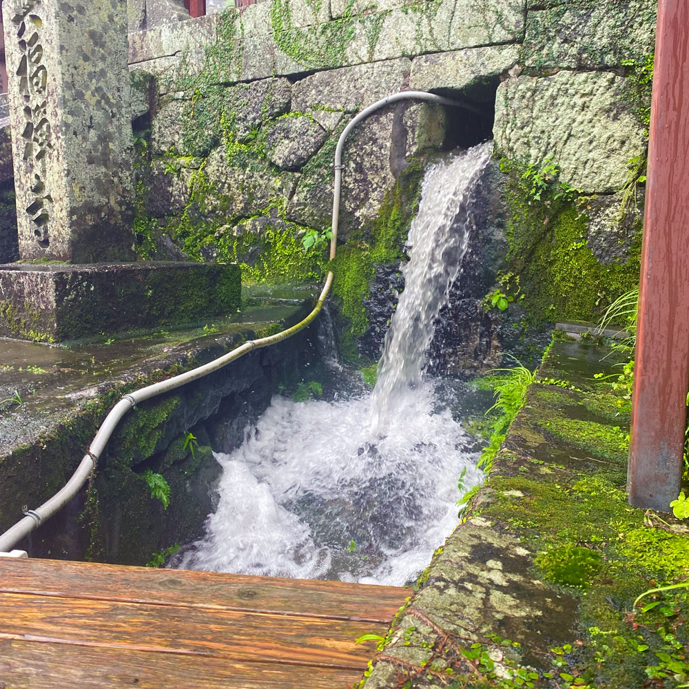 大雨の排水溝